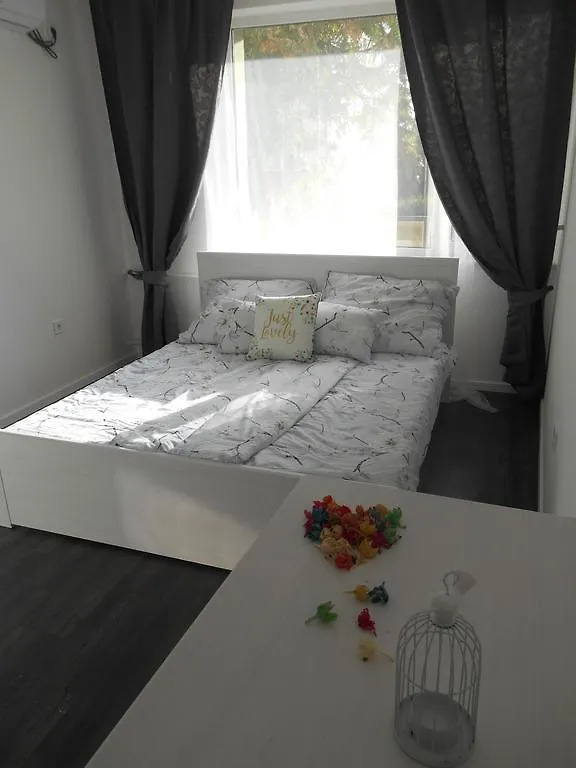 에게르 Bogarti Apartman 아파트 0*,