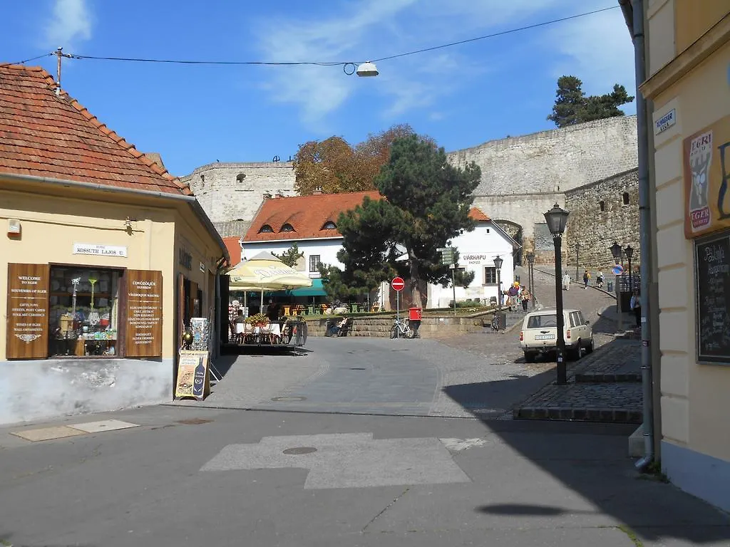 Bogarti Apartman Apartment Eger